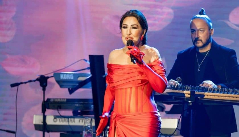 Dev sesi ve yüksek sahne enerjisi ile davetlilerden tam not aldı