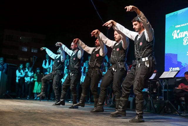 Karadeniz’in Coşkulu Ezgileri Aliağa’da Yankılandı