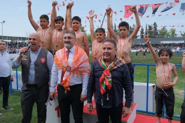 Serik Geleneksel Yağlı Pehlivan Güreşleri büyük coşkuyla gerçekleştirildi.