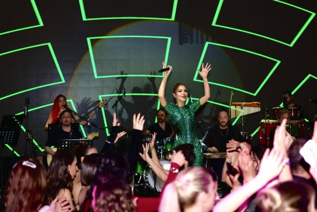 Gülben Ergen Bursa'da Sahne Aldı, Gecenin Yıldızı Oldu