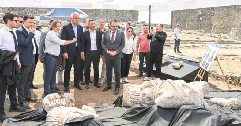Aspendos’ta 2.5 Metrelik İmparator Heykeli Gün Yüzüne Çıktı
