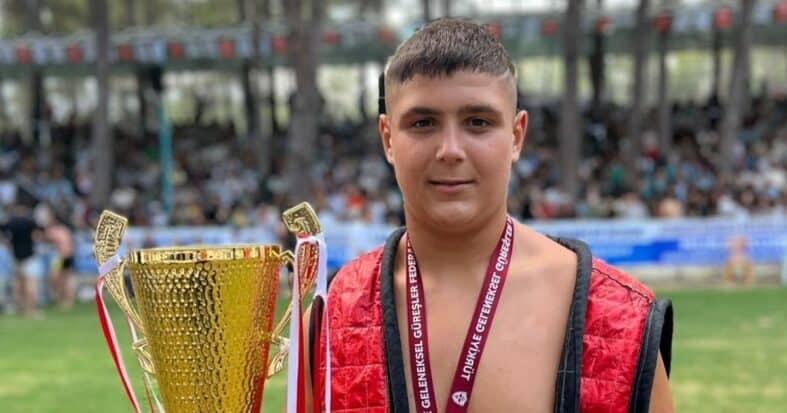 Emir Asaf Sağır Türkiye Aba Güreşi Şampiyonası’nda üçüncü oldu