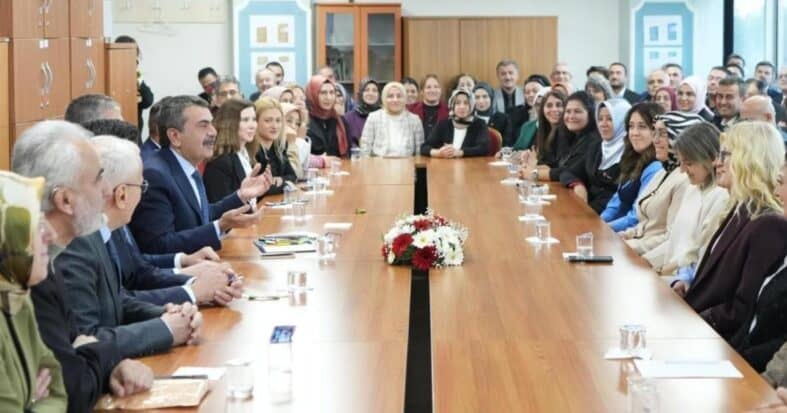 2025 Öğretmenlik Kariyer Basamakları Kılavuzu Yayınlandı