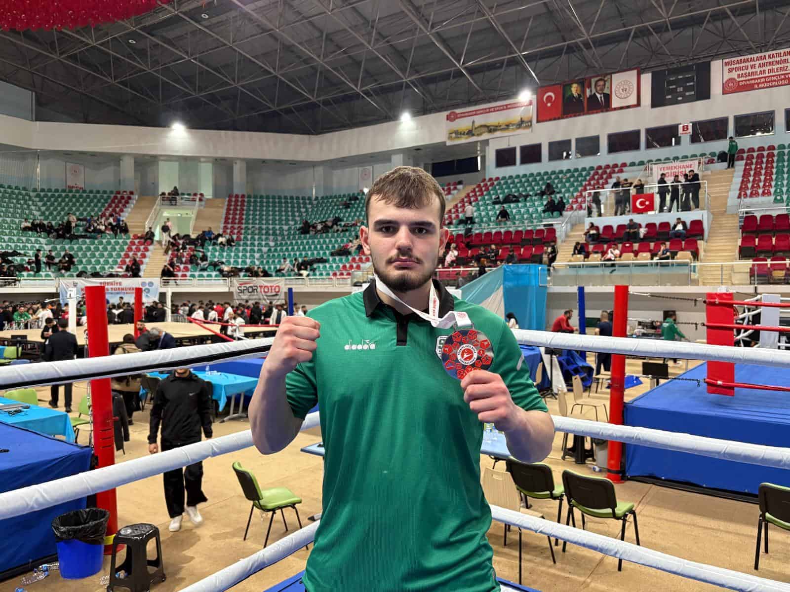 Sakarya Büyükşehirli Sporcular Kick Boks ve Yüzmede Önemli Başarılar Elde Etti