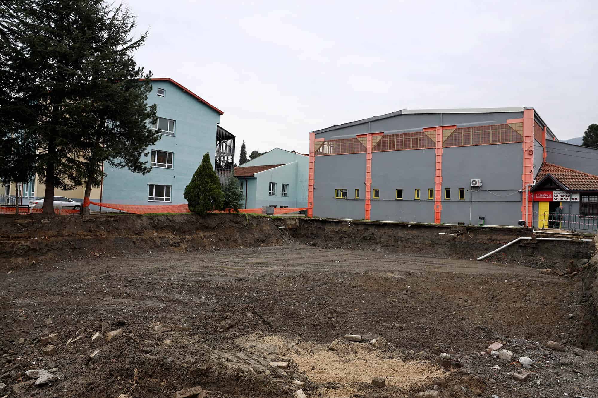 Sapanca’da Üç Katlı Yeni Spor Salonu İçin Çalışmalar Başladı: İlçeye Modern Tesis Kazandırılıyor