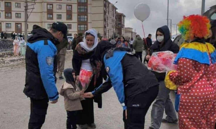 Şırnak’ta Nevruz’da Çocuklara Polislerden Pamuk Şeker ve Balon Sürprizi