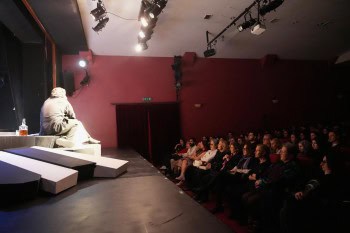 Ayşe Ünlüce, Eskişehir Şehir Tiyatroları'nın 'Unutmak' Oyununda İzleyicilerle Buluştu