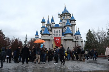 Eskişehir’de 23 Nisan Sevinci Parklarda ve Sahne Gösterilerinde Yaşandı