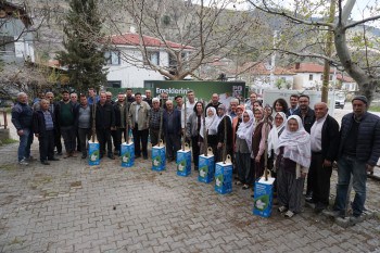 Eskişehir Büyükşehir Belediyesi, Sarıcakaya İğdir’de 600 Dut Fidanı Dağıtımı Yaptı